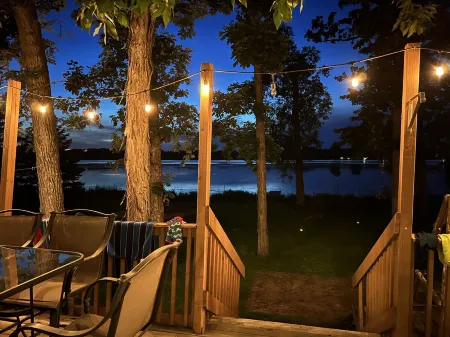 3 bedroom lake house & pool, only 35 min. to Wisconsin Dell and Cascade Mountain