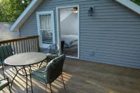 House of TarTar with Year Long Hot Tub Next to Adorable Downtown Valparaiso Hotels in Center Township