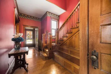 Victorian in downtown historic district. Large porches. Near lakes and trails. Отели рядом с достопримечательностью «Беюкма Плейфилд»