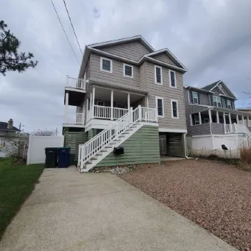 5 STAR AMAZING😙 Private home just for you. Comfy, Cozy, Clean. Steps to beach.