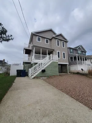 5 STAR AMAZING😙 Private home just for you. Comfy, Cozy, Clean. Steps to beach.