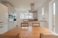 Beautiful 2 bedroom full-furnished semi-detached house with parking Hotels in Hythe