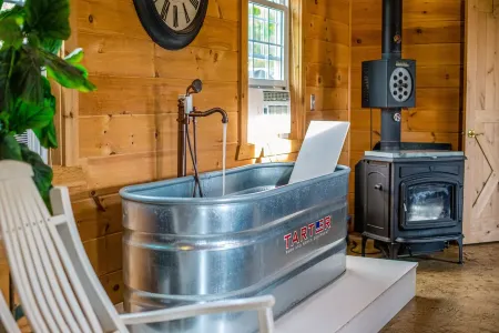 Family Friendly Barndominium in Amish Country (Sleeps 8)