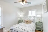 Upstairs so Sunny and Bright 2 Blocks to the Beach