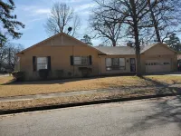 Ida's Oasis  near JRMC Hospital ,  Pine Bluff Country Club & Restaurants . Ξενοδοχεία στην πόλη Pine Bluff