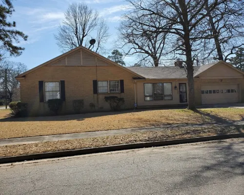 Ida's Oasis  near JRMC Hospital ,  Pine Bluff Country Club & Restaurants . パイン・ブラッフのホテル