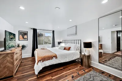 Stylish 2 bedroom Apt Steps from Tennyson/Regis
