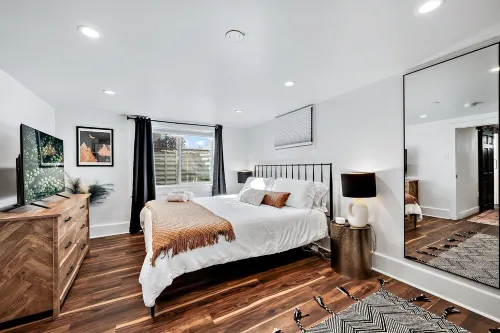 Stylish 2 bedroom Apt Steps from Tennyson/Regis