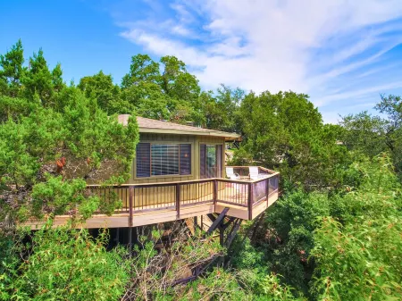 The Treehouse on Lake Travis Отели рядом с достопримечательностью «High 5»