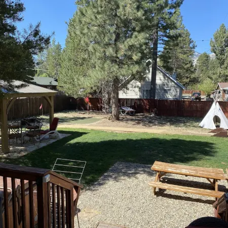 5 Star Comfort & Fun for everyone, 15 min to ski & lake. H.Tub, P.Tbl, LG yard