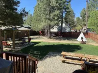 5 Star Comfort & Fun for everyone, 15 min to ski & lake. H.Tub, P.Tbl, LG yard