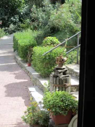 Ligur. Mansion from the 12th century for 2/3 P., in mountain village, 10 km to the sea