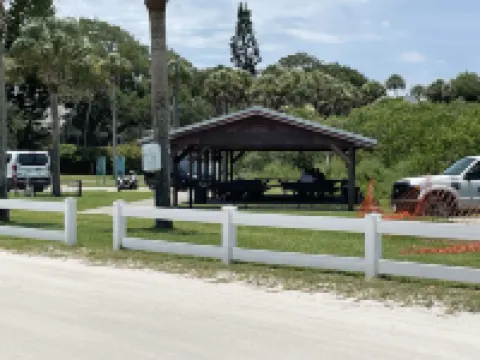 Pool home 1.5 blocks from the river & 10 mins to the beach.