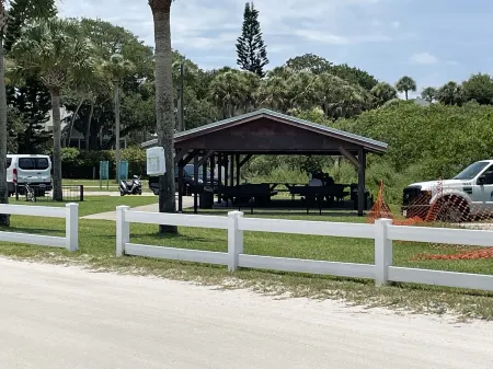 Pool home 1.5 blocks from the river & 10 mins to the beach.