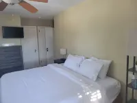 Charming 4bdrooms I 2.5 bath I Free Parking I 1 block from Wedding Venue