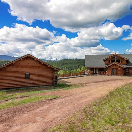 Mountain Getaway w/additional Bunkhouse Apartment!