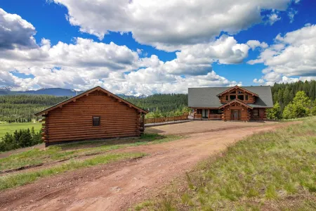 Mountain Getaway w/additional Bunkhouse Apartment!