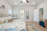 5-Min Walk to Beach! Mother in Law Suite Included* Steps to Pool & Pets Friendly - Gym