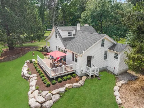 Luxury Cottage on the Potowomut River in Rhode Island 2bd/2b Hotels in North Kingstown