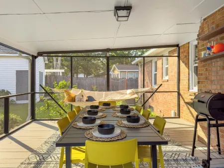 The Caspian: family friendly haven with private pool perfect for large groups Отели рядом с достопримечательностью «Middleton Place Equestrian Center»