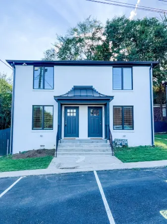 Charming 2 BR Townhome in the Heart of Homewood Отели рядом с достопримечательностью «Университет Самфорд»