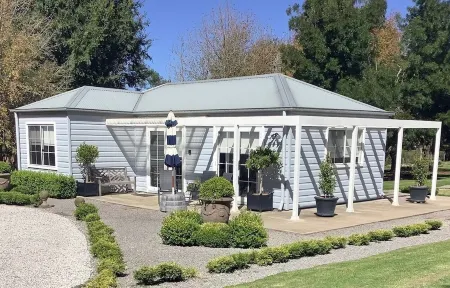 Unwind at "Woodbury Lodge"