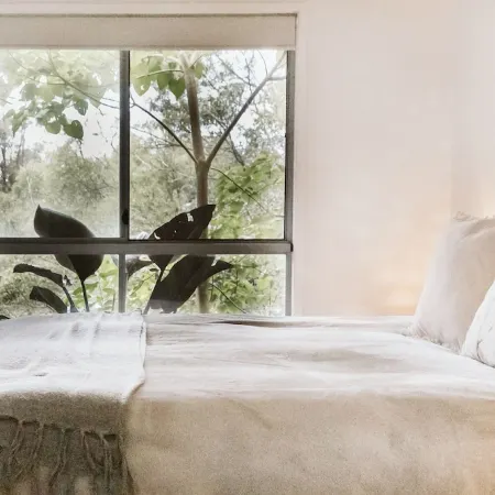 Kookaburra - Private One Bedroom Cottage with Lake View