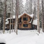 Knotty Lodge – Rustic Charm + Modern Comfort Near Mt. Baker, Hot Tub, WiFi - Homestays
