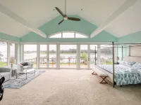 Waterfront 4 BR home with private pier and boat dock Hotels in Grasonville