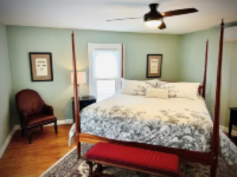 5-Bedroom Turn-of-The-Century, Walkable to Downtown Boyne City & Beach Hotels in Boyne City