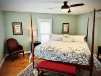 Downtown Boyne City, Spacious 5-Bedroom Home Close to Lake Charlevoix Beach