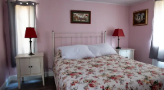 Airy beach cottage steps away from Pine Point Beach!