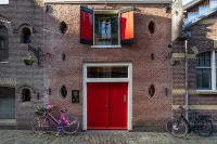 Grapèlli Boutique Hotel Hotels near Dutch Cheese Museum