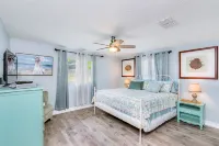 The Blue Fin Bungalow- Coastal Comfort & Beauty. 1 Block to the Beach -Sleeps 10