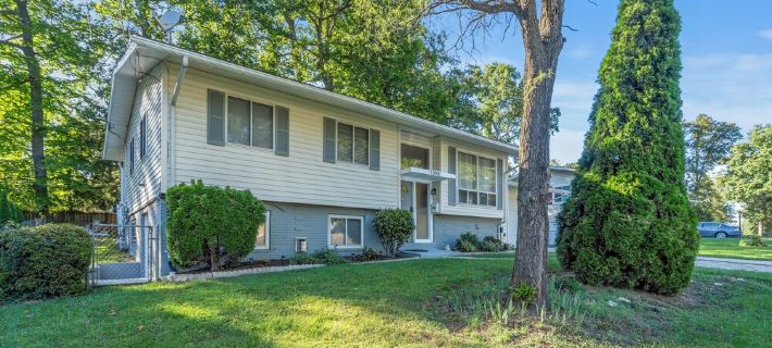 Spacious 5-Bedroom House in Rockville Fast WiFi, Gaming Area & Fenced Yard Hotels in Rockville