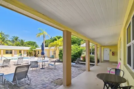 Lovely 1 Bedroom Steps from the Beach