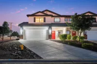 Superstition Views - 3 Bedroom 2.5 Bath w/ a Fun Backyard!