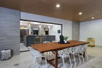 Central Tucson Luxury - Minutes from U of A - Saltwater Pool - Sleeps 10