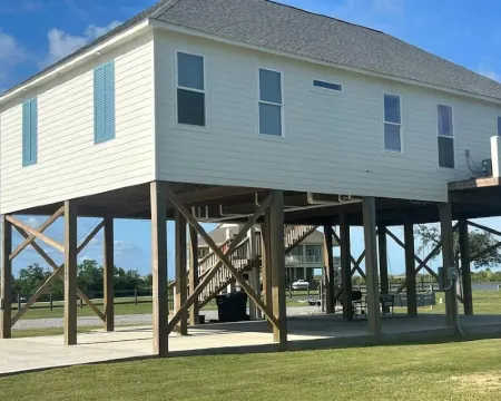 Beautiful camp in Angler Bay! Come enjoy the best of Hackberry. Hotels in Hackberry