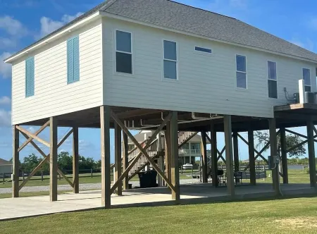 Beautiful camp in Angler Bay! Come enjoy the best of Hackberry.