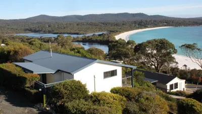 BINALONG BAY COTTAGE 2 bedrooms, 2 bathrooms, amazing views of Binalong Bay
