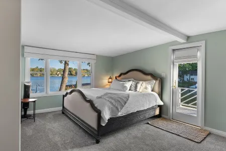 Three steps away from the water on beautiful Okauchee Lake! Отели в г. Окоши Лейк