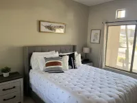 Cozy ground level resort style condo, w/ heated pool/hot tub, gym and discounts!