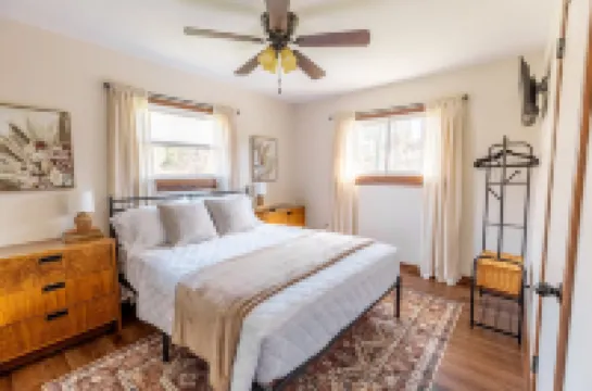 The Bartlett Nook/ HOT TUB/ 3-BEDROOM/ 4 BEDS/ CLOSE TO LU