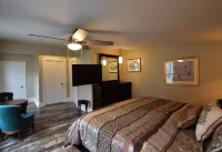 Our historic 140 year old home is a minutes walk to Downtown Flushing