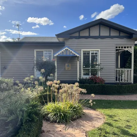 BLACKSMITHS LANE 2 BEDROOMGorgeous ultra clean 2 Bedroom/2 Bathroom cottage.