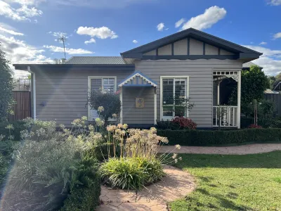 BLACKSMITHS LANE 2 BEDROOMGorgeous ultra clean 2 Bedroom/2 Bathroom cottage. Hotels near Traralgon Station