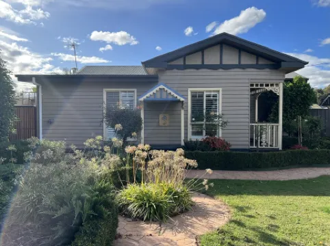 BLACKSMITHS LANE 2 BEDROOMGorgeous ultra clean 2 Bedroom/2 Bathroom cottage.