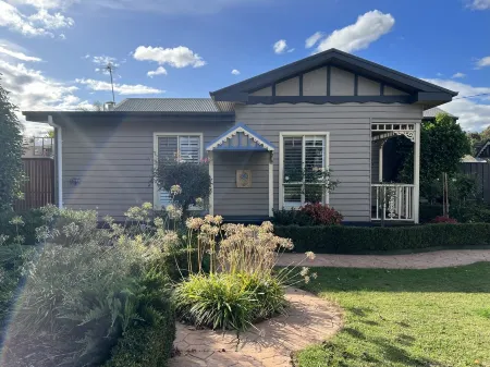 BLACKSMITHS LANE 2 BEDROOMGorgeous ultra clean 2 Bedroom/2 Bathroom cottage. Отели в г. Траралгон