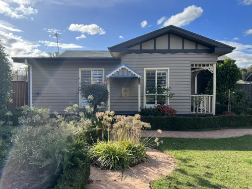 BLACKSMITHS LANE 2 BEDROOMGorgeous ultra clean 2 Bedroom/2 Bathroom cottage.